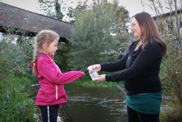 Im Babyelefanten-Abstand erklärt Grünen-Fraktionsobfrau Renate de Kruijff der achtährigen Livia die unsichtbare Gefahr im Gusenwasser beim Kinderspielplatz. | Foto: Eckhart Herbe