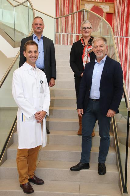 Die Kollegiale Führung Ärztlicher Direktor Christian Cebulla (1. Reihe, rechts), Kaufmännische Direktorin Jutta Stöge und Pflegedirektor Joachim Schulze (2. Reihe, v.r.) heißt den neuen Primar der Abteilung der Augenabteilung Sebastian Waldstein am Landesklinikum Mistelbach-Gänserndorf herzlich willkommen.