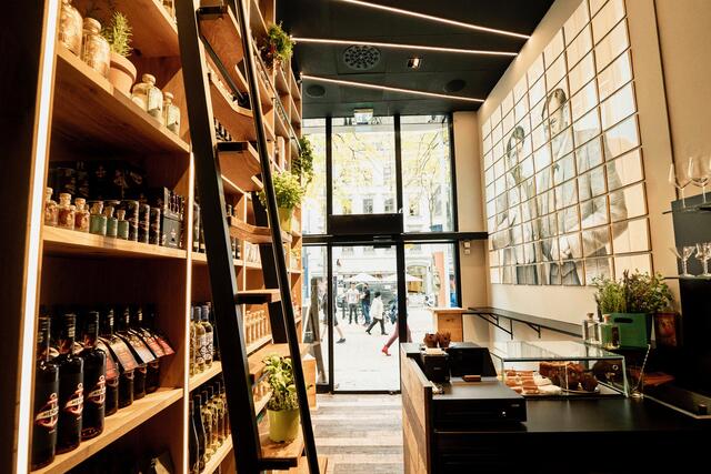 An der Wand auf der Mariahilfer Straße 92 sind – natürlich – Schnitzler und Freud verewigt. | Foto: Winter/Weingut Hagn