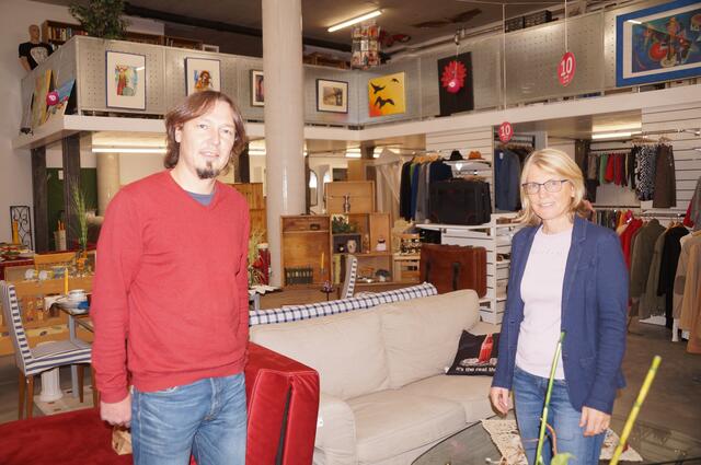 Michaela Gadermayr (Geschäftsführerin) und Robert Zoister (Leiter Personalentwicklung) im Secondhandshop in Hallein.