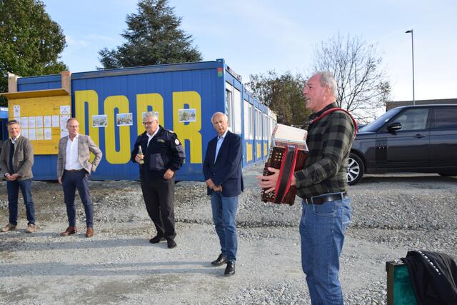 Ein traditionelles passendes  Harmonikastück vor dem Spatenstich  | Foto: Josef Strohmeier