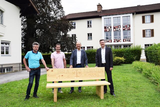 Keine Schulbank, dafür aber ein massives Erinnerungsstück wurde an die Gemeinde übergeben.