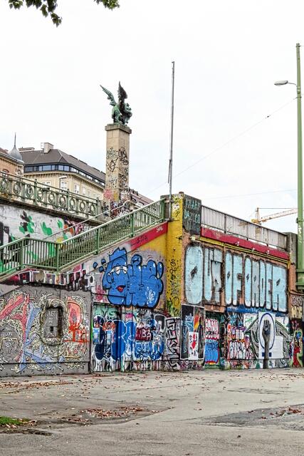 Mit Otto Wagner-Geländer verträgt sich das Bunt ganz gut