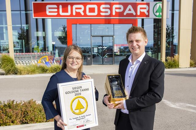 Christiane Holly und Rafael Supper wurden heuer als SPAR-Kaufmannsfamilie mit der "Goldenen Tanne" ausgezeichnet.