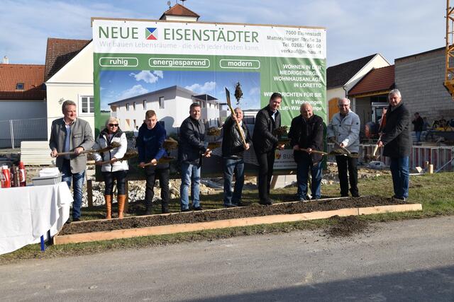 Bei strahlendem Sonnenschein fand im Beisein von Bgm. Markus Nitzky, Vzbgm. Eberhard Brunner, Architekt Bernhard Breser und NE-Direktoren Anton Mittlemeier und Erwin Holzhofer der Spatenstich der neuen Wohnhausanlage in Loretto statt. | Foto: Angelika Illedits
