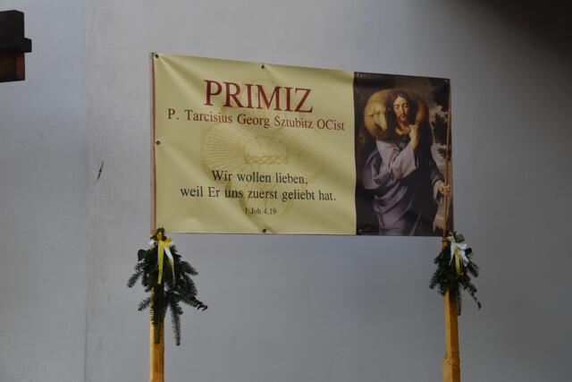 Der Wahlspruch des Neupriesters stammt aus dem 1. Brief des Evangelisten Johannes.