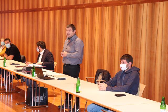 Maskenpflicht bei der der Gemeinderatssitzung im Stadtsaal: Vizebgm. Thomas Hittler trug seinen Bericht vor.