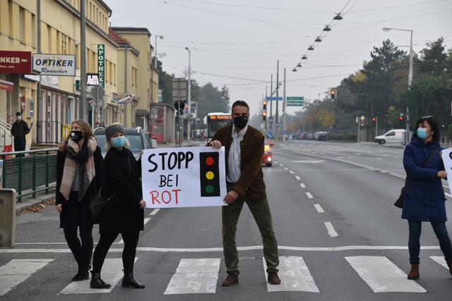 Eine Entschleunigung auf der Laaer-Berg-Straße vor der Volksschule fordern die Eltern der Volksschüler. | Foto: Karl Pufler