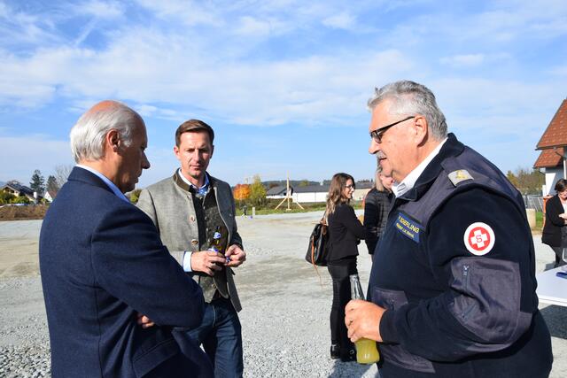 Bgm.Bernd Hermann im Gespräch mit Sameriterbundpräsident GF Peter Scherling (re.) | Foto: Josef Strohmeier