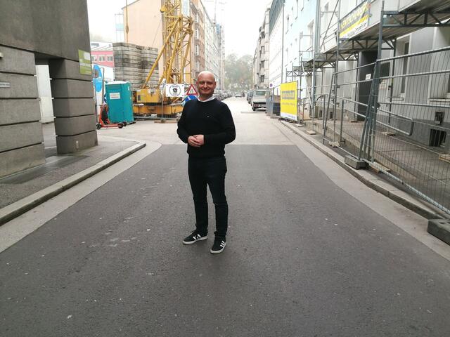 Vizebürgermeister Hein im Domviertel, wo nun eine Begegnungszone entstehen soll.