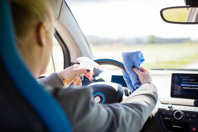 Beim Nutzen von Car-Sharing empfiehlt der ARBÖ das Lenkrad sowie die Gangschaltung vorm Benutzen des Fahrzeuges zu reinigen.