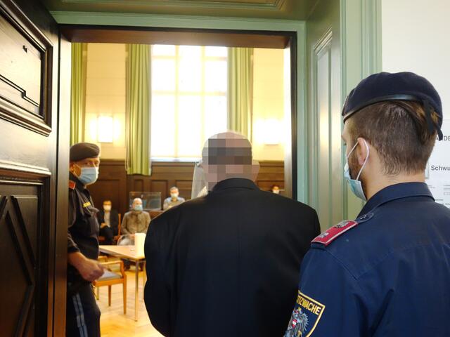 Der Angeklagte am Landesgericht St. Pölten | Foto: Ilse Probst