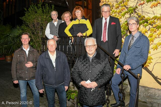 Vor der Vorstellung: Karl Holzer, Andrea Mares, Karin Kappel, Ernst Zehetner und Burkhard Weiler (hinten). Vizebürgermeister Jörgen Vöhringer, GGR Walter Promitzer und Bürgermeister Ferdinand Köck (vorne).