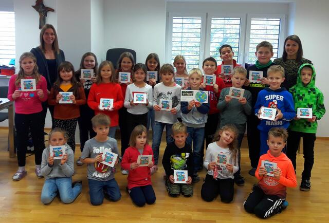Die Schulkinder im Schuljahr 2020/21 mit den Lehrerinnen Sindy Reindl (links) und Anita Sagmeister.