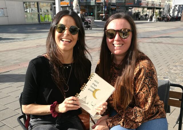 Sina Ausweger (li.) und Silvia Dobrovnik mit ihrem ersten Buch "Wild Yoga Travel Guide" für Yoga-Liebhaber und solche, die es werden wollen.