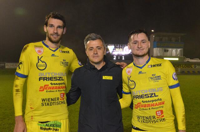 Trainer Philipp Semlic mit seinen beiden Torschützen Philipp Wendler (li) und Martin Krienzer (re).
