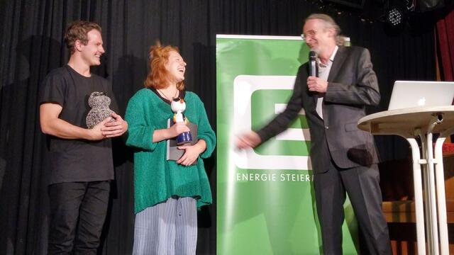 Organisator Simon Pichler (r.) führte durch den Abend und gratulierte dem Gewinner-Duo.  | Foto: C. Pendl