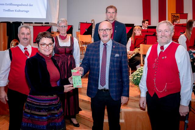 Gelungene Eröffnungsfeier: Kapellmeister Dietmar Aschaber, LH-Stv. Beate Prettner, Ingrid Lerch, Bgm. Klaus Glanznig, GR Andreas Fillei und Obmann Helmut Reiner