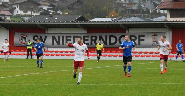 Nicht nur die überdachte Tribüne sondern die komplette Fußball Sportanlage in Niederndorf blieb Besucher frei.  | Foto: Schwaighofer