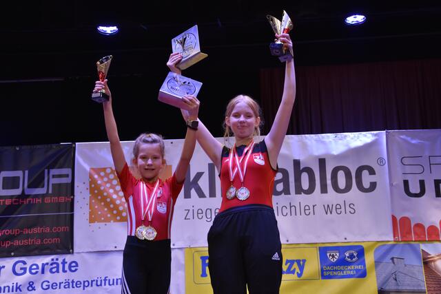 Die beiden Gold Mädchen des USV Lochen.
Links: Juliane Maderegger (Siegerin der U-11 im Mehrkampf und im Gewichtheben) rechts: Anna-Maria Voggenberger Gold im Mehrkampf und Silber in der Gewichtheberwertung.
Foto: Conny Högg