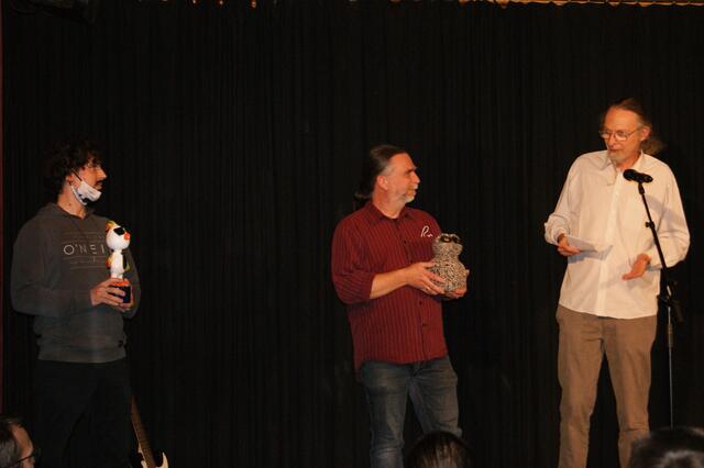 Bereits an den Vorrundenabenden wurden der Kleinkunstvogel (r.) sowie der Publikumsvogel zeremoniell präsentiert.  | Foto: C. Pendl