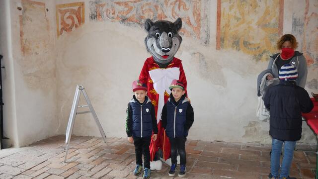 Die Kinder freuten sich über ihre selbstgebastelten Apfelkronen. | Foto: Carina Fröhlich