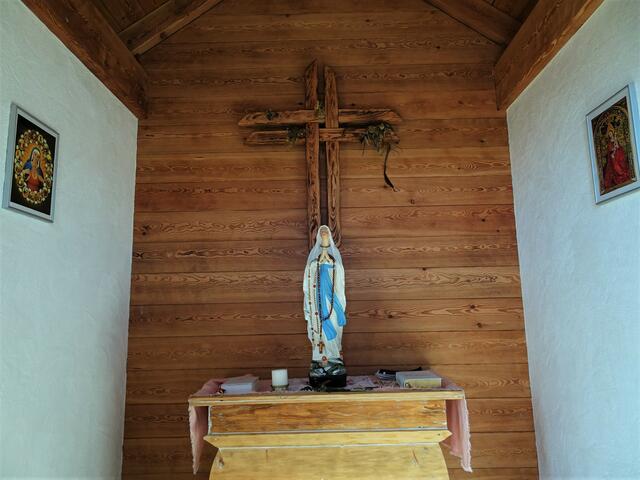 ... sowie ein kleiner Altar und Betstuhl zieren den Innenraum!