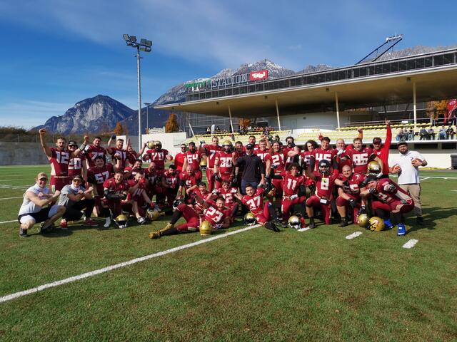 Jubel bei der besten Mannschaft des Tages, den Telfs Patriots, beim 10. Tirol Cup des AFCVT