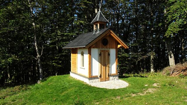 ... diese entzückende, kleine Kapelle! ... Lasst uns doch dieses Mal hineingehen und sie auch von innen ansehen! ...