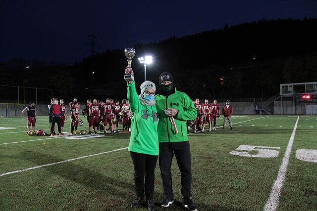 Die Salzburg Ducks freuen sich über den zweiten Platz beim 10. Tirol Cup im neuen Footballzentrum hinter dem Tivoli Innsbruck