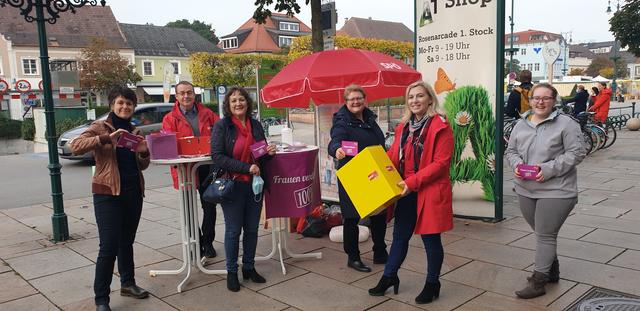 Die SPÖ-Bezirksfrauen machten in Tulln auf den Equal Pay Day aufmerksam.
Am Bild Gemeinderätin Nicole Hörner, Bezirksparteivorsitzender Heimo Stopper, Annemarie Hahn, Gemeinderätin Gabriele Zeman, Bundesrätin Doris Hahn sowie Christa Nelweck.