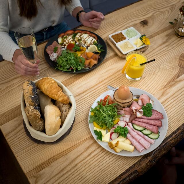 Knusprige Weckerl und frische Zutaten kommen bei den Frühstücksvariationen auf den Tisch.