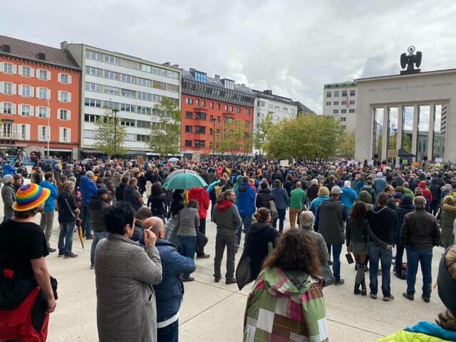 Eine Corona-Demo am Landhausplatz, die viele Fragen aufwirft.