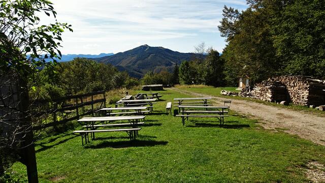 Vor dem Betreten der Enzianhütte ein Blick zurück auf den Unterberg! ... (Rechts im Bild ist auch die soeben besichtigte, kleine Kapelle zu sehen)! ...