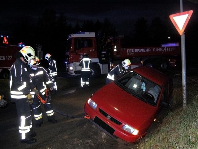 Die Stadtfeuerwehr Pinkafeld barg einen Pkw aus dem Graben.