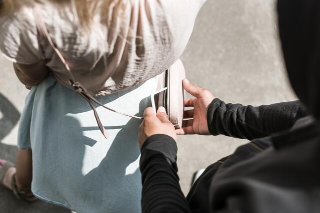 Der Tricktäter stahl einer älteren Dame 100 Euro aus ihrer Geldbörse.