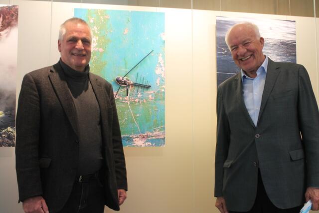 Hochrangiger Gratulant: Alt-LH Herwig van Staa war ins Stubai gekommen, um einen ersten Blick in die Ladengalerie Lichtsinn und die Ausstellung "Metamorphosen" von Thomas Driendl zu werfen.
