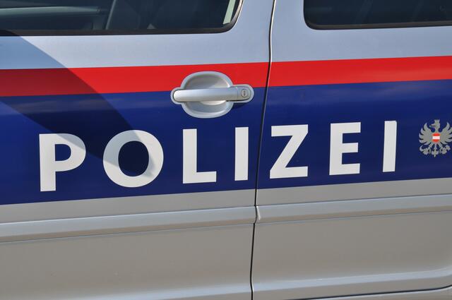 Burschen brachen Getränke- und Zigarettenautomaten auf.