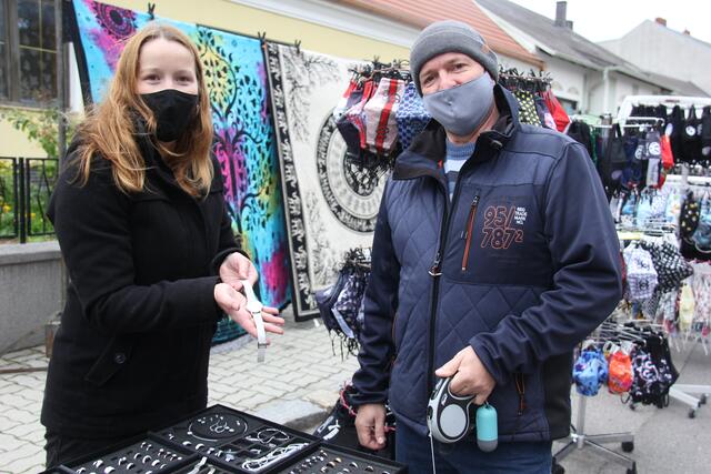 Ortschef Stefan Flotz informierte sich beim Schmuckstand.