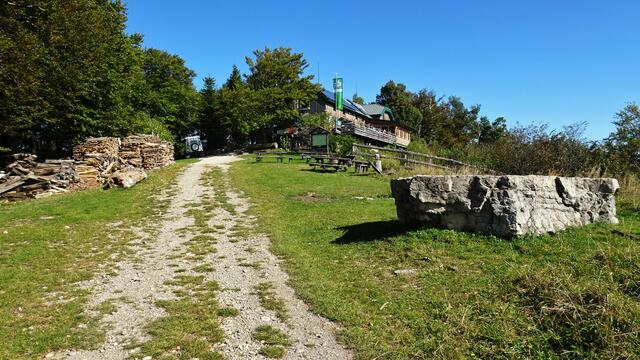 Unmittelbar bevor man die Enzianhütte erreicht, steht auf der linken Seite des Weges ...  