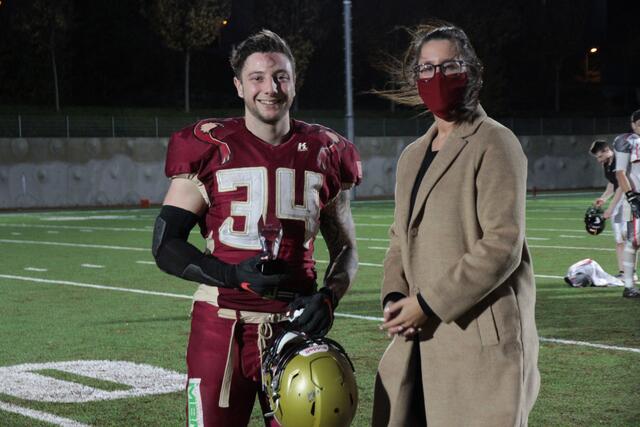 Barbara Katzenhofer, Vizepräsidentin des AFCVT, überreicht Raffael Kreuzer die Trophäe für den MVP (most valuable player - wichtigster Spieler des Tages)