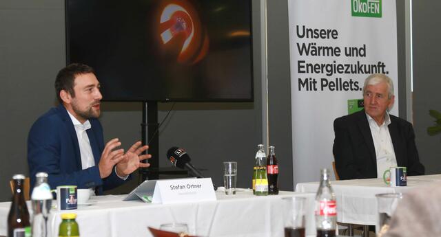 ÖkoFEN-Geschäftsführer Stefan Ortner (li.) und Firmengründer Herbert Ortner (re.) feiern Weltpremiere – Das Unternehmen hat das Feuer neu erfunden und ermöglicht mit der ZeroFlame-Technologie Flammenlose Wärme aus Pellets