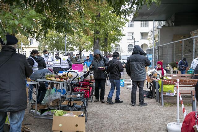 Bis zu 200 obdachlose Menschen nehmen das Essensangebot von "Frühstück im Park" jeden Mittwoch in Anspruch.