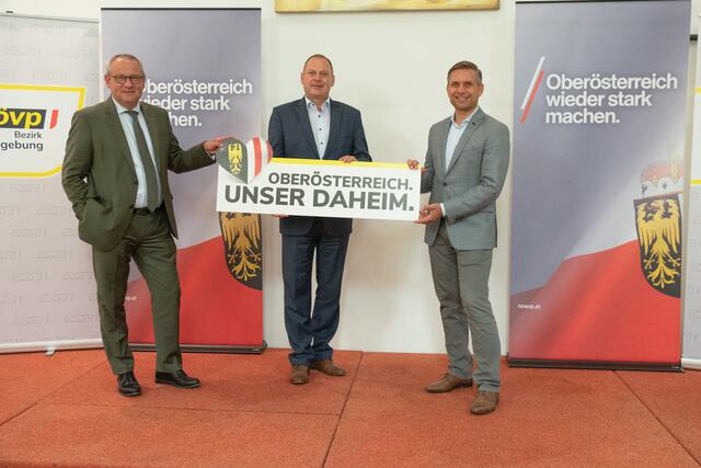 Landtagspräsident Wolfgang Stanek, Landtagsabgeordneter Josef Rathgeb und OÖVP-Landesgeschäftsführer Wolfgang Hattmannsdorfer beim Startschuss für die Mitgliederbefragungen im Bezirk Urfahr-Umgebung.