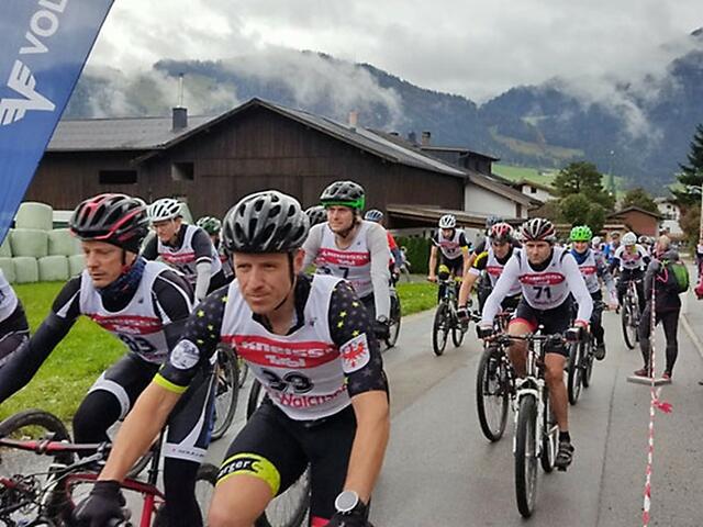 Start der Biker auf die Ottenalm in Walchsee.