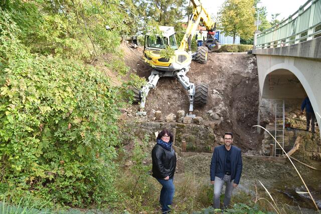 Ortschef Klimes mit Vizebürgermeisterin Mozelt an der Piesting, hier soll die Pegelstation entstehen. | Foto: baden-media.at