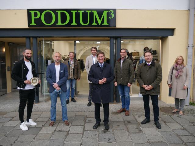 Inhaber Öncel Perver (Podium KG), Lucas Schwabeneder (Hauseigentümerschaft), Peter Jungreithmair (GF Marketing & Touristik GmbH), Wirtschaftsstadtrat Peter Lehner (Stadt Wels), Bürgermeister Andreas Rabl (Stadt Wels), Thomas Brindl (Leiter WKO-Wels), Landeshauptmann-Stellvertreter Manfred Haimbuchner (Land OÖ), Vizebürgermeisterin Christa Raggl-Mühlberger (Stadt Wels)