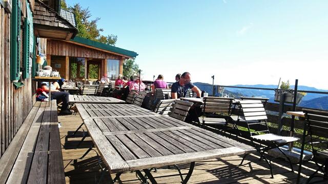 Bei Schönwetter wird natürlich die Außenterrasse zum Verweilen bevorzugt, weil man ...
