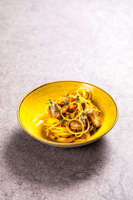 Im Buch sind simple step-by-step Anleitungen zu ausgefallenen Gerichten zu finden. Im Bild: Lamm-Pasta.