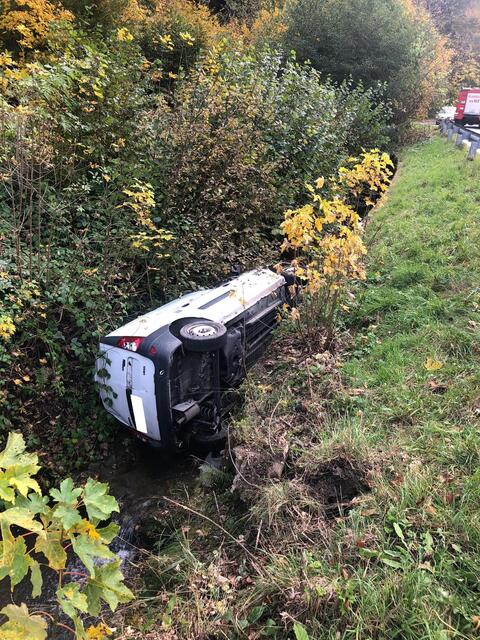 Aus unbekannter Ursache stürzte kam ein Lenker mit seinem Fahrzeug von der Straße ab und stützte in einen Bach in Brand Laaben.  | Foto: FF Brand Laaben